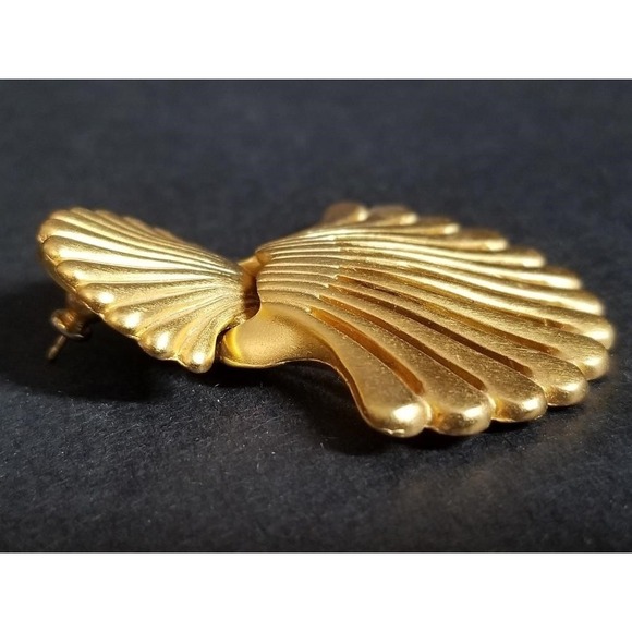 ANNE KLEIN COUTURE Jewelry, Vintage Signed Matte Gold Fan Scallop Shell Earrings - Picture 6 of 7